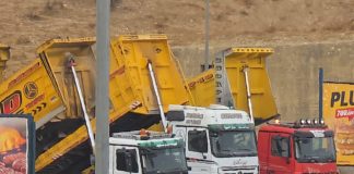 مواطنون محتجزون في سياراتهم منذ وقت على طريق ضهر البيدر الدولية بسبب قطع أصحاب الشاحنات الطريق