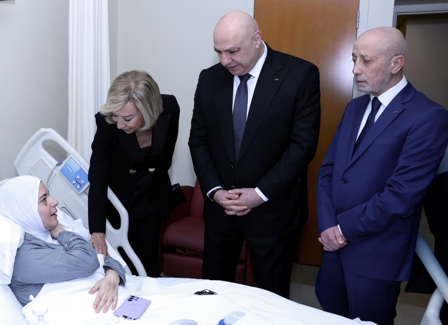 *رئيس الجمهورية والسيدة الأولى يطمئنان على الجريحة أماني بزي بعد الغارة الإسرائيلية’*