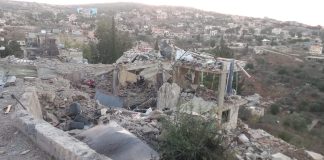 بالصورة المقهى التي استهدفها العدو ليلاً في بلدة حولا، أحدث فيها أضرار كبيرة بعد أن ألقت محلقة عليها ٤ قذائف هاون