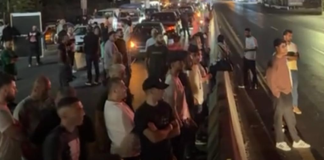 اقفال أوتوستراد الخط الساحلي بين الدامور وبيروت، احتجاجاً على قرار قضائي بخصوص مقتل شاب