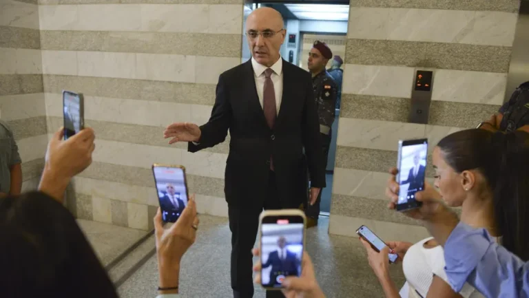 حل “رسالات” … شري يتوعد بردٍّ داخل مجلس الوزراء