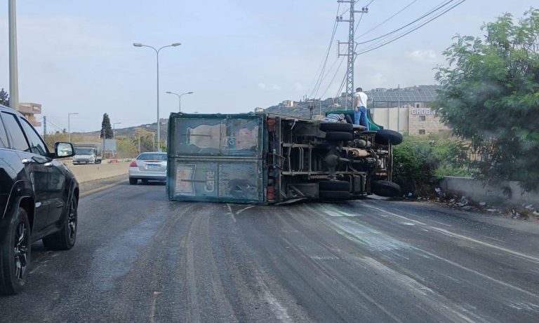 *بالصورة: انقلاب شاحنة على اوتوستراد عمشيت.. وزحمة سير خانقة في المحلة*