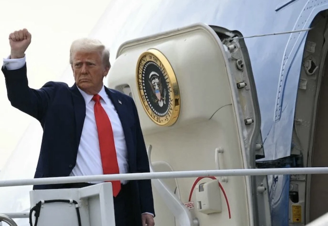 *أعلن الرئيس الأميركي دونالد ترامب عن توجيهه دعوة عاجلة إلى الرئيسين الأوكراني فلاديمير زيلينسكي والروسي فلاديمير بوتين، لوقف العمليات العسكرية وإبرام اتفاقية لإنهاء الحرب الدائرة بين البلدين*