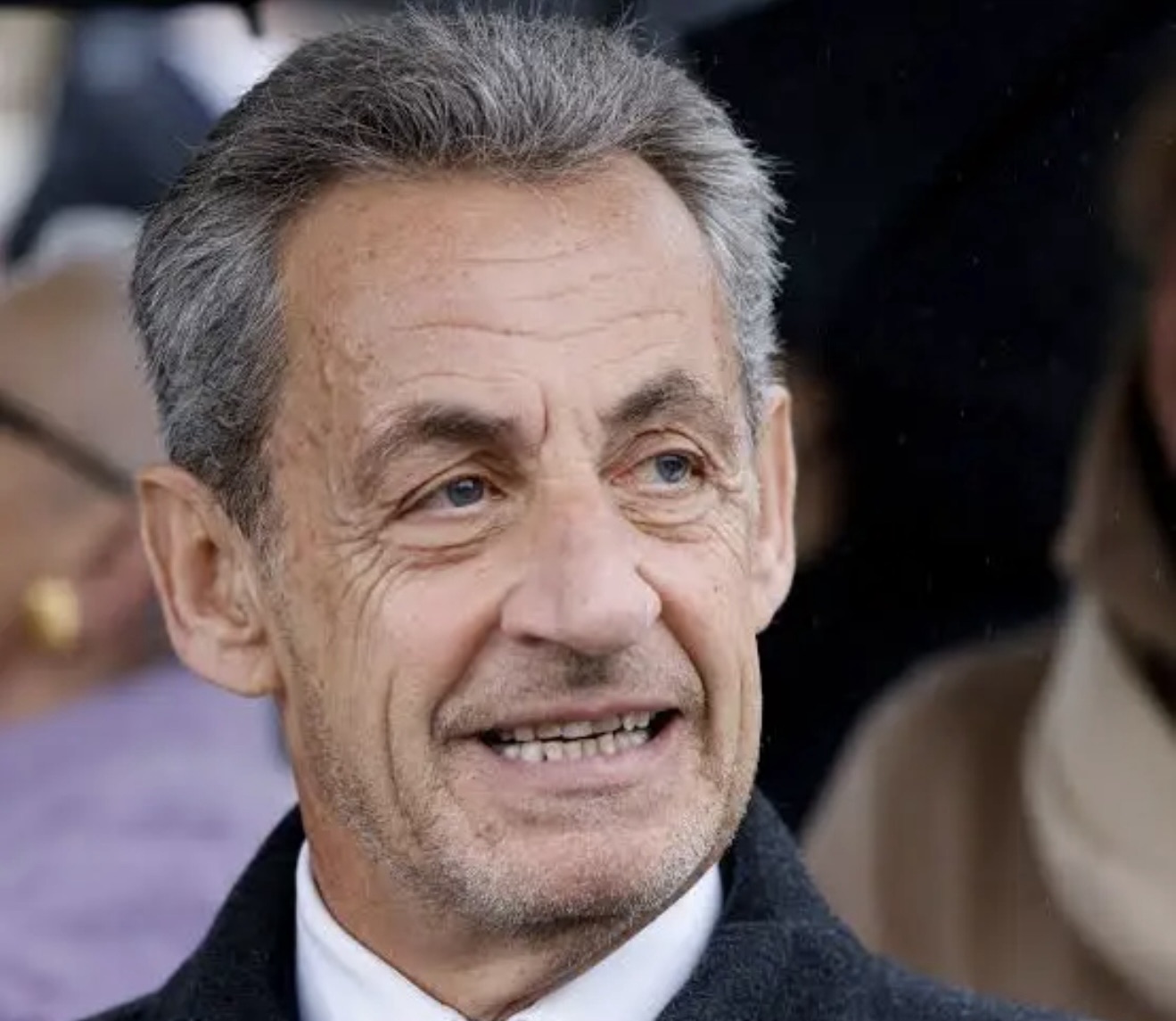 *ساركوزي يبدأ قضاء عقوبة السجن 5 سنوات في باريس*