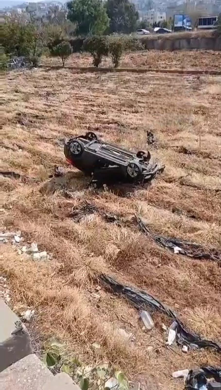 بالصورة- انزلاق سيارة من على الجسر الذي يربط طريق حبتور – شيفروليه، ما أدى إلى سقوطها في قطعة أرض ترابية محاذية للطريق.