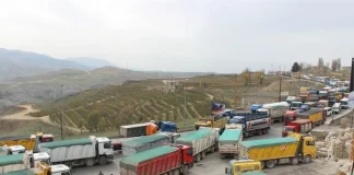 سائقو شاحنات قطعوا طريق المحمرة – عكار