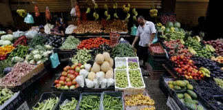 سلع مُهرّبة مُنافسة للإنتاج الوطني.. غياب الرقابة وفوضى في الأسعار