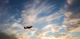 طائرة عائدة من قمة شرم الشيخ تهبط اضطراريا بسبب “انفجار”