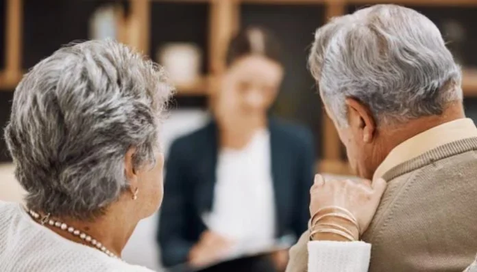 why-do-women-live-longer-men_700x400