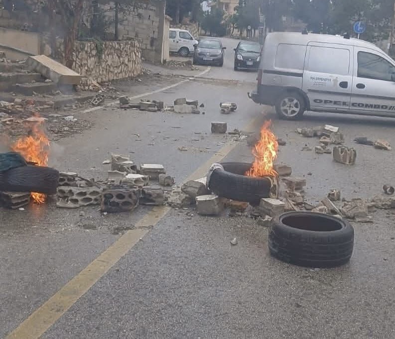 *بالصورة: إحتجاج في الطيبة بعد الغارة الأخيرة: مواطن يقطع الطريق أمام منزله المتضرر*