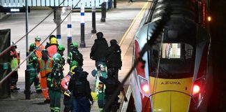 طعن العديد من الأشخاص في قطار في بريطانيا