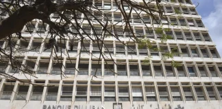 مصرف لبنان يطارد “الكاش”… الرقابة بدءاً من الألف دولار