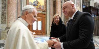 بابا السلام يسابق الحرب