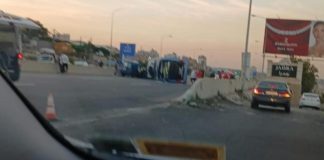 بالصورة: انقلاب حافلة كبيرة لنقل الركاب على طريق بيروت الجنوب مقابل مفرق جدرا وتمّ نقل عدد من الاصابات