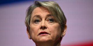 وزيرة الخارجية البريطانية: حزب الله قوة “مدمرة” ونعمل على تجنب عودة الصراع في لبنان