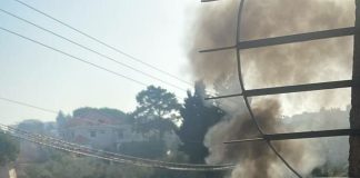 السيارة المستهدفة قرب مستشفى صلاح غندور في مدينة بنت جبيل جنوبي لبنان