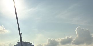 التحكم المروري: انزلاق مركبة واصطدامها بالفاصل الوسطي على اوتوستراد الرئيس لحود محلة تحويطة النهر باتجاه الصياد