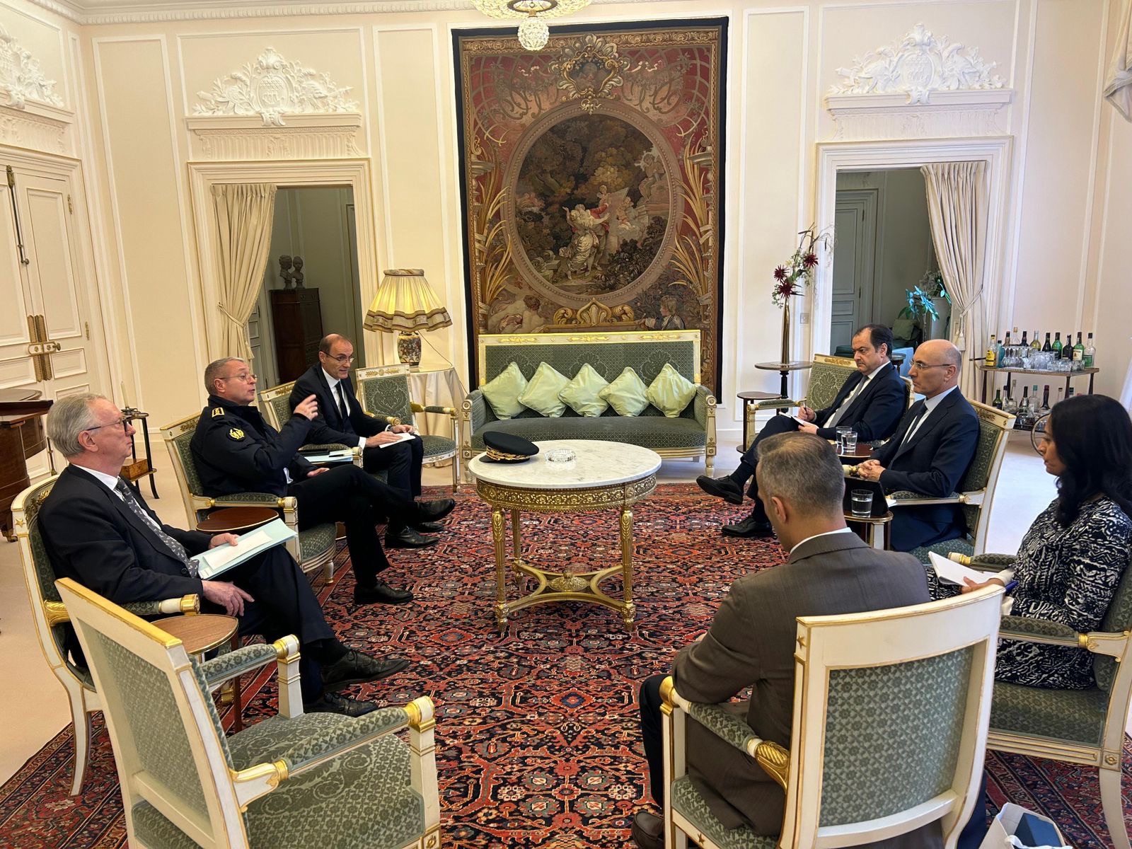 *وزير الداخلية يواصل زيارته إلى باريس ويلتقي مسؤولين فرنسيين لتعزيز التعاون الأمني*