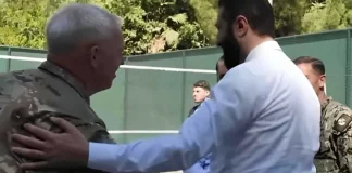 فيديو يُثير تفاعلاً… الشرع يلعب كرة السلة مع قائدَي التحالف الدولي والقيادة المركزية الأميركية