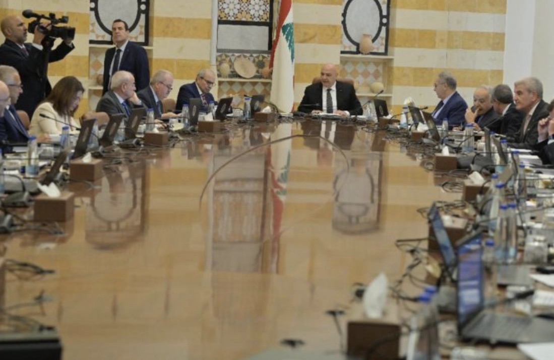 *دقيقة صمت في جلسة مجلس الوزراء حداداً على الوزير السابق زاهر الخطيب وشهيدي الجيش اللذين سقطا نتيجة احداث الشراونة*