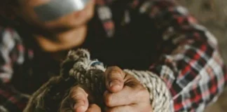 الجيش يحرّر مخطوفًا كويتيًّا ويوقف المتورطين في خطفه