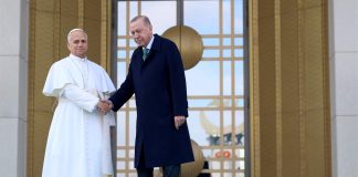 البابا مستهلاً زيارة تركيا: مستقبل البشرية بات على المحك…أردوغان: رسائله تُسهم في تعزيز آمال السلام العالمي