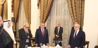 سلام في عشاء على شرف المشاركين باختتام “مؤتمر بيروت ١”: لا أمن ولا استقرار من دون حصر السلاح