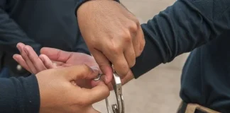 مُنتحل صفة أمنية يُمعِن في السلب والنشل.. وشعبة المعلومات توقفه