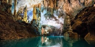 رئيس بلدية جعيتا وليد بارود لـ”نقطة عالسطر” عبر صوت لبنان : ما حصل في مغارة جعيتا ينطبق على كل المعايير وهذه الحفلات بدأت منذ العام 1969 وآخرها كان في الـ2018، وبعد تقرير الخبراء تأكّدَ أنه لا تأثير على الهوابط والصواعد وبيئة المغارة وعلى وزارة السياحة إصدار بيان رسمي لتوضيح التفاصيل