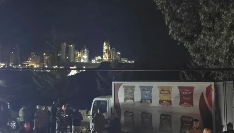 إقليم الخرّوب ينجو من مجزرة… مسيّرة إسرائيليّة تستهدف شاحنة بصاروخ “نينجا” على طريق سبلين–جدرا