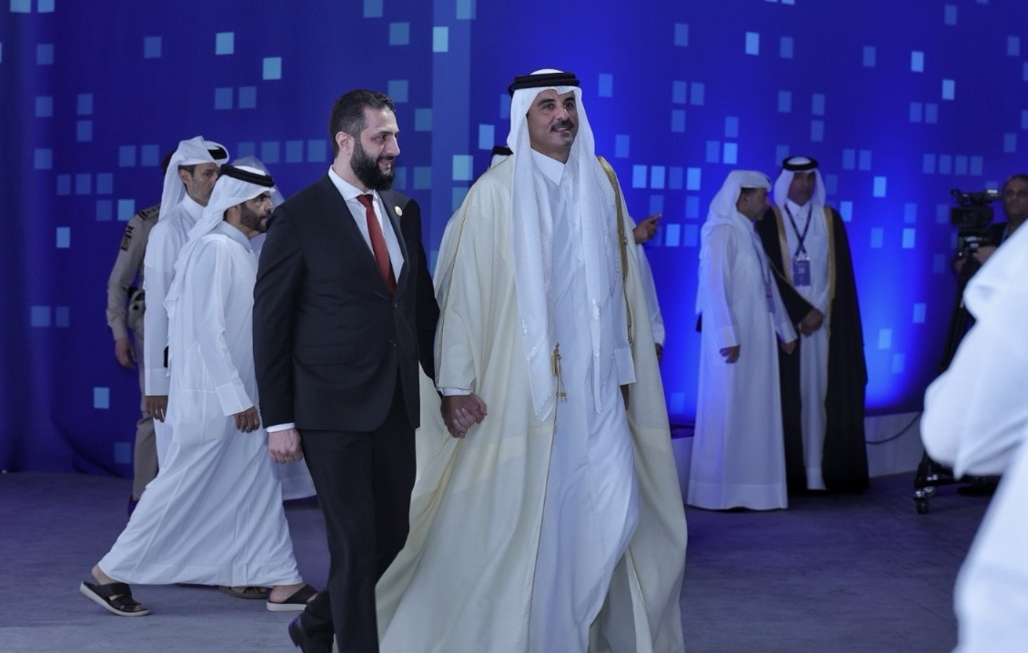 *بالصورة: لحظة وصول أمير قطر برفقة الشرع إلى منتدى الدوحة 2025*