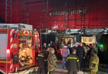 إخماد حريق ليلة امس في الواجهة الأمامية لمحلات Khoury home الدورة (فيديو)