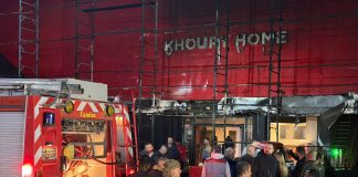 إخماد حريق ليلة امس في الواجهة الأمامية لمحلات Khoury home الدورة (فيديو)