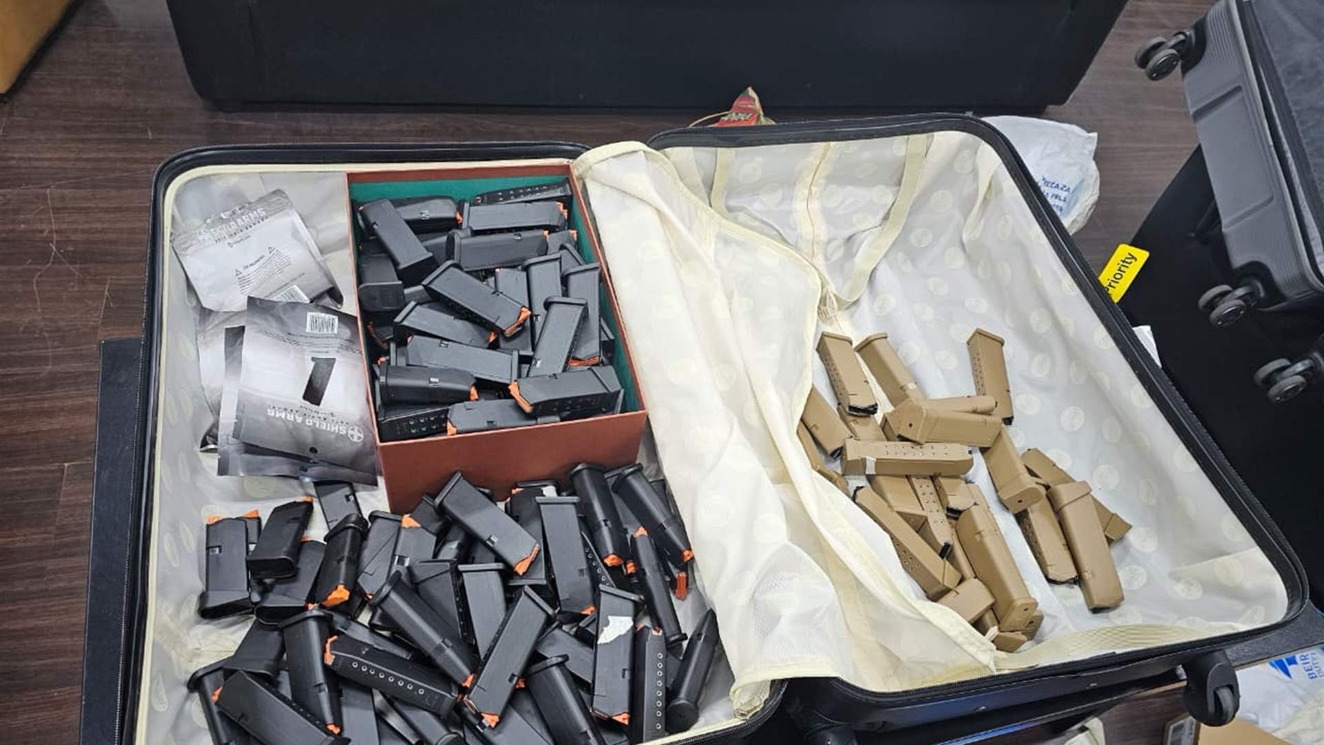 *في مطار بيروت… ضبط شحنة من 90 مسدساً بحقائب أحد القادمين من فرنسا*