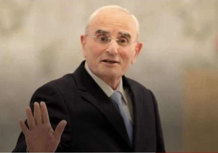 *وزير الدفاع: لا علاقة لأي فرد في الجيش بأحزاب أو تنظيمات والولاء حصري للوطن*