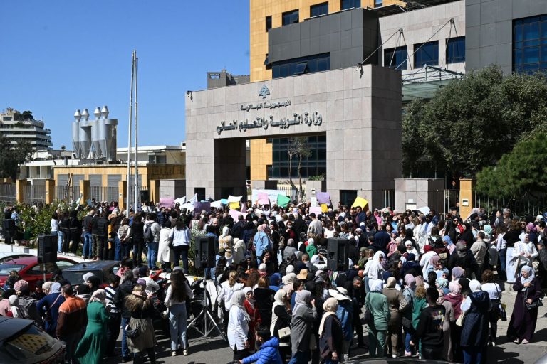 راتب المعلم المتقاعد 30 دولاراً وسلفة 200 مليار تنتظر الهيئة العامة!