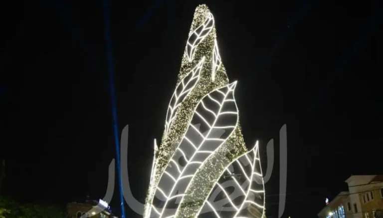 بالصور- بلدية جبيل تُضيء مغارة الميلاد وزينة العيد
