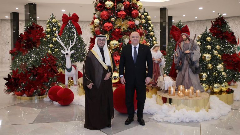 مواكبا التحضيرات لمؤتمرات دعم لبنان والجيش.. عون هنأ بالميلاد: لتجديد الإيمان بالسلام والاستقرار