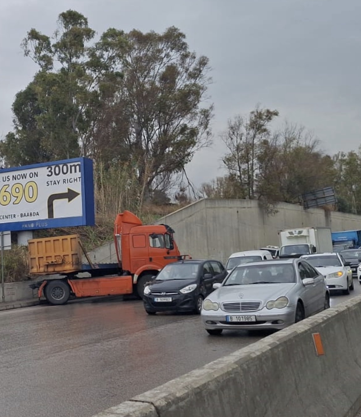 زحمة سير خانقة على الصياد بسبب انزلاق شاحنة واصطدامها بالحائط