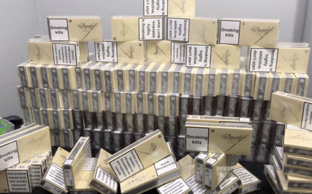 *ضابطة صيدا توقف سيارة وتحبط تهريب كمية من الدخان*