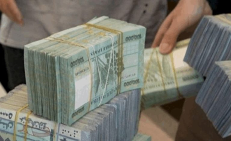 *وزير المالية يوقع مشروع مرسوم بصرف منحة شهرية للعسكريين والمتقاعدين*