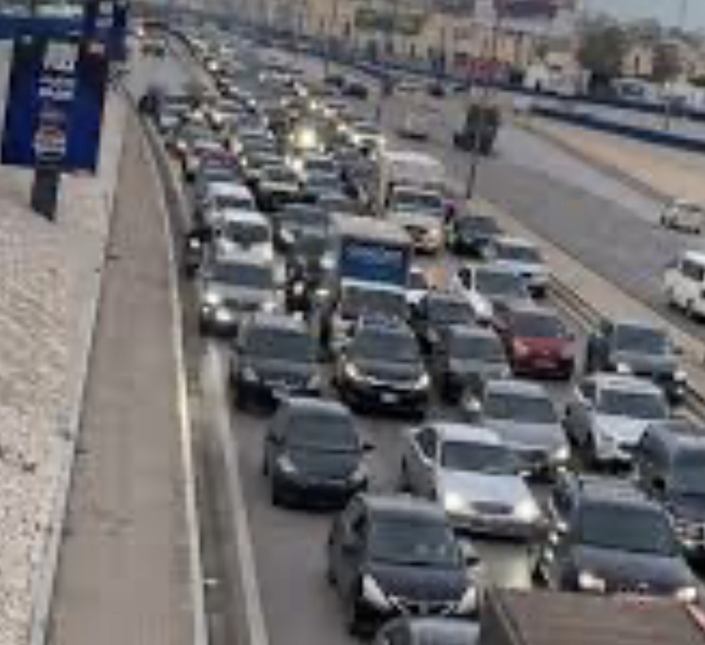 *حركة المرور كثيفة على أوتوستراد المدينة الرياضية باتجاه جسر الكولا وعلى أوتوستراد الرئيس لحود باتجاه سوق السمك الكرنتينا*