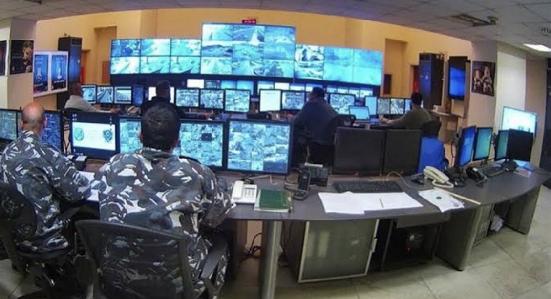 *التحكم المروري: يطلب من السائقين توخي الحذر وتخفيف السرعة على جميع الطرقات بسبب تساقط الامطار والتي تسبب انزلاقات وصدامات مرورية حرصاً على السلامة العامة*