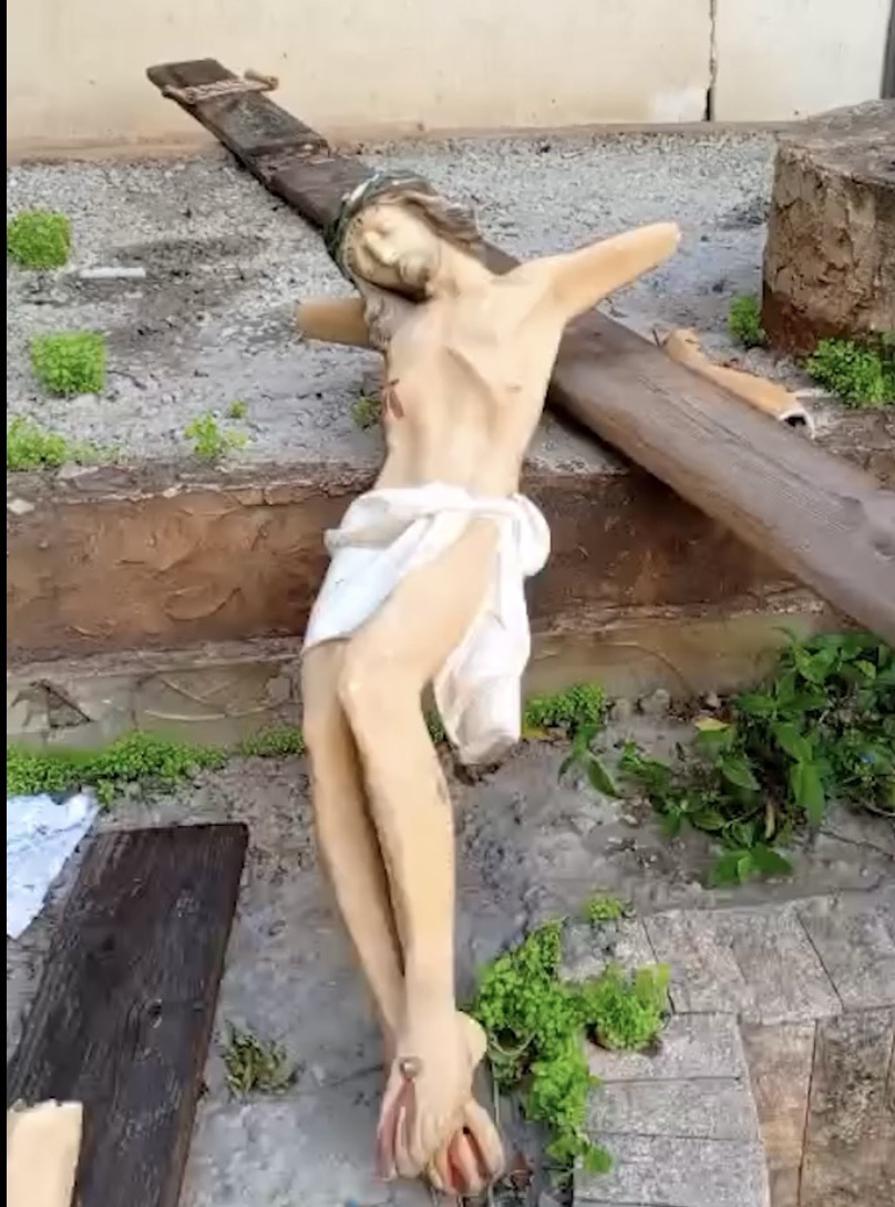 *تحطيم صليب المسيح في منطقة الدّورة قرب مستشفى مار يوسف بحجّة بثّ تراتيل وأناشيد ميلاديّة*