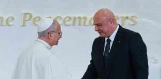 أسئلة وسجالات بعد تغيّب رؤساء أحزاب عن استقبال البابا