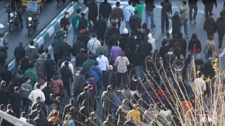 ماذا يجري في إيران؟ الأسباب والنتائج المحتملة