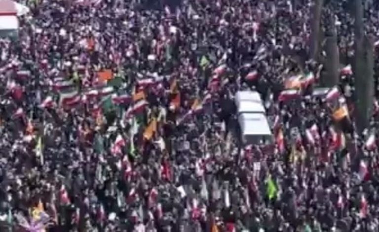*آلاف الإيرانيين’ يتظاهرون في طهران دعمًا للسلطات وحدادًا على قتلى قوات الأمن*
