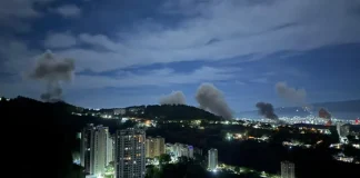 بالصورة والفيديو – دوي انفجارات وتصاعد أعمدة الدخان وسط العاصمة الفنزويلية كراكاس