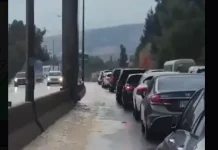 برك وحجارة تعرقل السير… زحمة كثيفة على أوتوستراد شكا (فيديو)