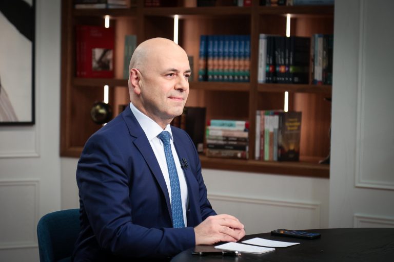 حاصباني يحذّر: عدم حصر السلاح يقود لبنان إلى الانتحار… ونرفض تحميل المودعين كلفة الانهيار